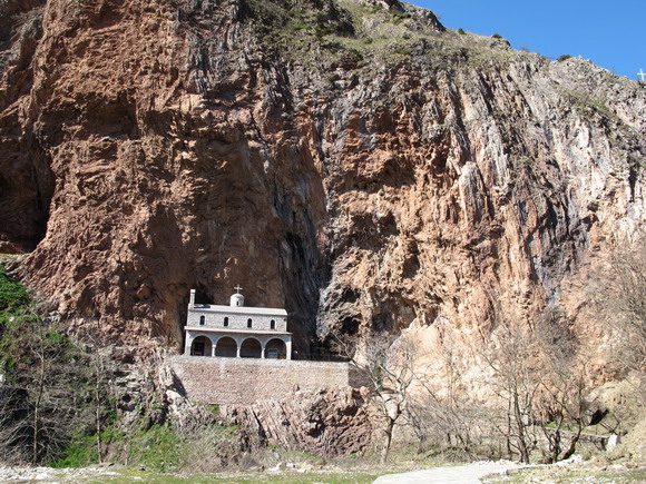 Το εκκλησάκι του Αγίου Νικολάου με την τοιχογραφία ψηλά στο βράχο